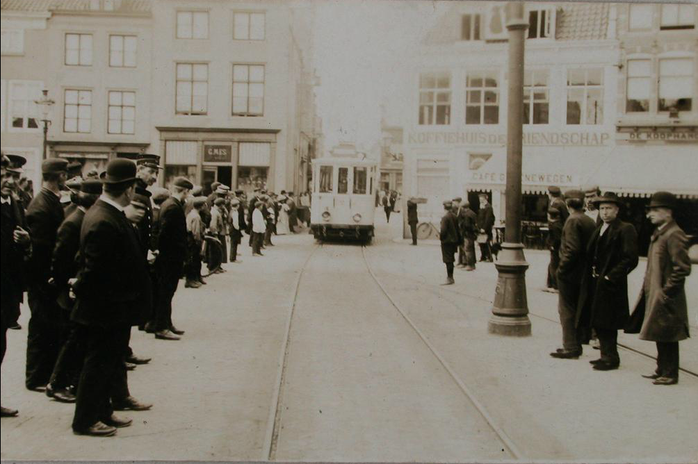 Tram_passeert_De_Vriendschap_en_Koophandel_1910